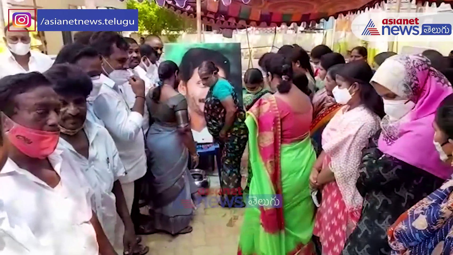 విజయవాడలో జగన్ చిత్రపటానికి పాలాభిషేకం