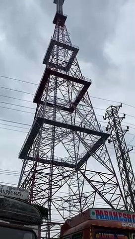 నా పొలం సర్పంచ్ అమ్మేసుకున్నాడు.. న్యాయం కోసం సెల్ టవర్ ఎక్కిన రైతు (వీడియో)