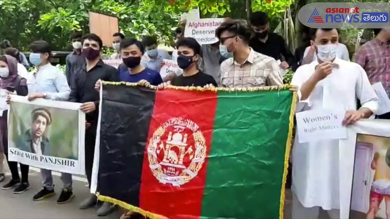 అప్ఘానిస్తాన్ జెండాలతో... విశాఖ ఆంధ్రా యూనివర్సిటీలో అప్ఘాన్ యువకుల నిరసన