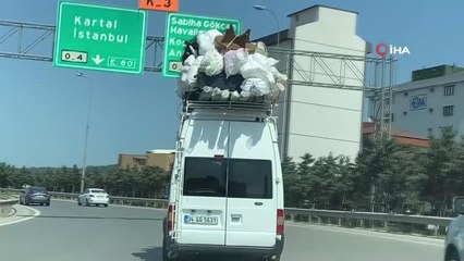 Son dakika haber: Minibüs üzerinde tehlikeli taşımacılık kamerada