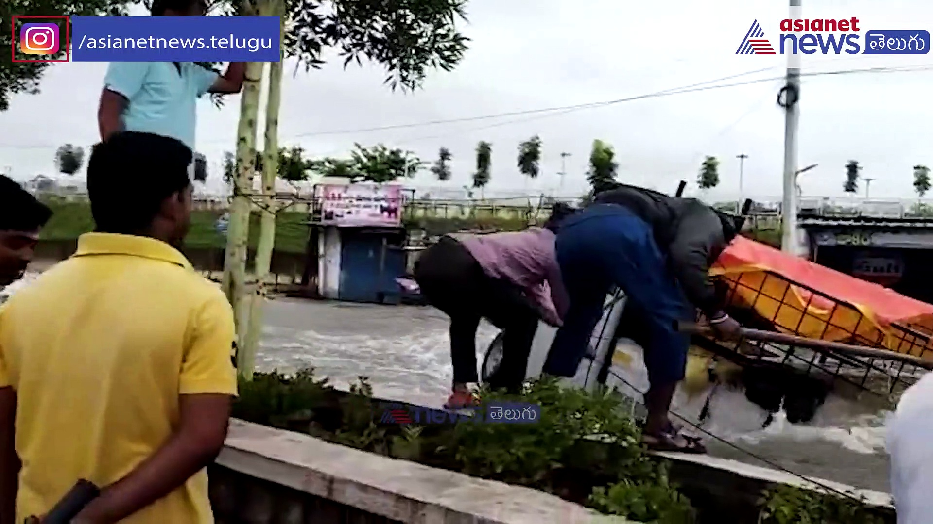 Cyclone Gulab:కేటీఆర్ ఇలాకాలో ఇదీ పరిస్థితి... వరదనీటితో వాగుల్లా మారిన రోడ్లు