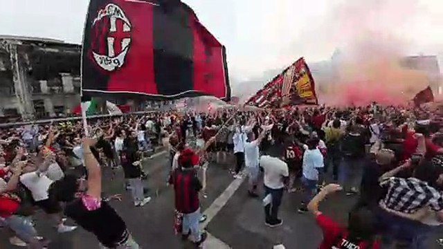 Il momento della vittoria. L'esplosione di gioia in piazza Duomo al fischio finale. Tifosi del Milan in delirio