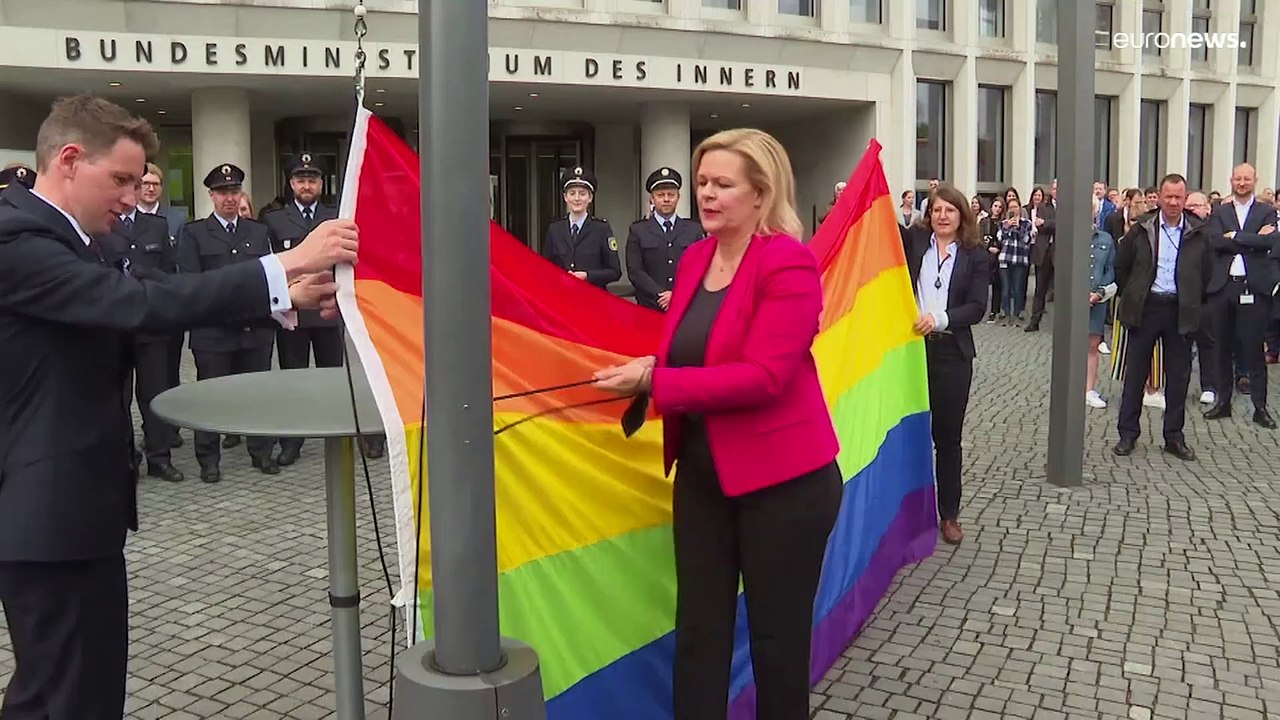 "historischer moment": erstmals regenbogenflagge am innenministerium in berlin