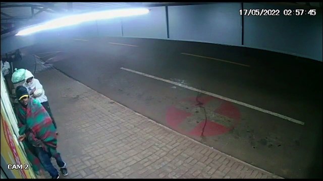 Vídeo mostra homens realizando furto em pastelaria no Interlagos