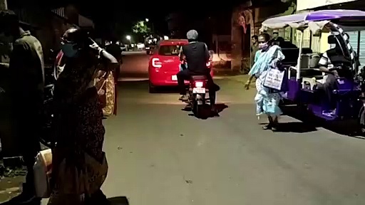 সকালে মিলবে টিকা, করোনা টিকা পাওয়ার আশায় রাত থেকেই লাইন হাসপাতালের সামনে