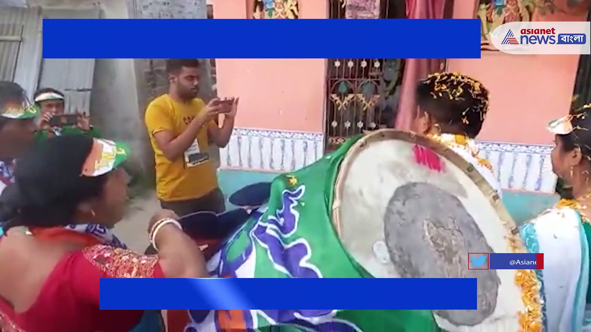 কাঁধে ঢাক, প্রচারে গিয়ে ঢাক বাজালেন খোদ তৃণমূল প্রার্থী