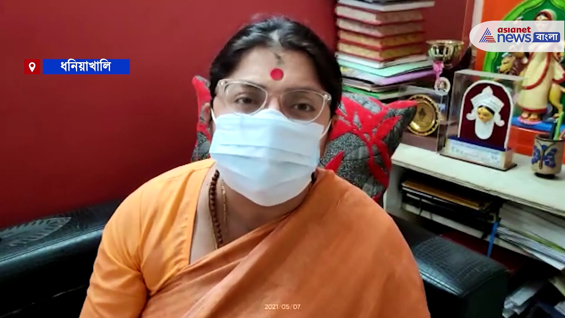 ধনিয়াখালি বিডিও অফিসে অভিযোগ জানাতে গিয়ে বিক্ষোভের মুখে লকেট, চলল বোমাবাজিও