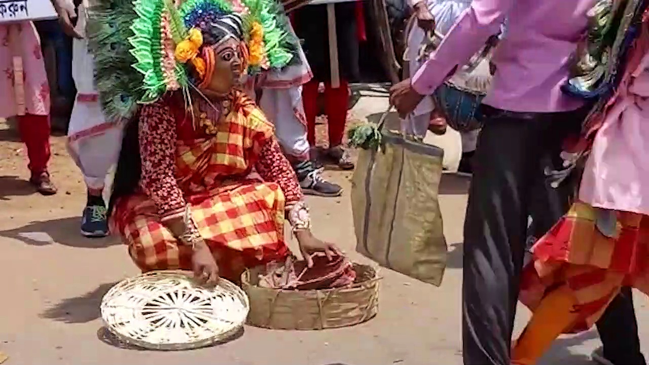 করোনা প্রতিরোধে নয়া উদ্যোগ, মানুষের দৃষ্টি আকর্ষণ করতে ছৌ নাচ করে করোনা সতর্ক বার্তা