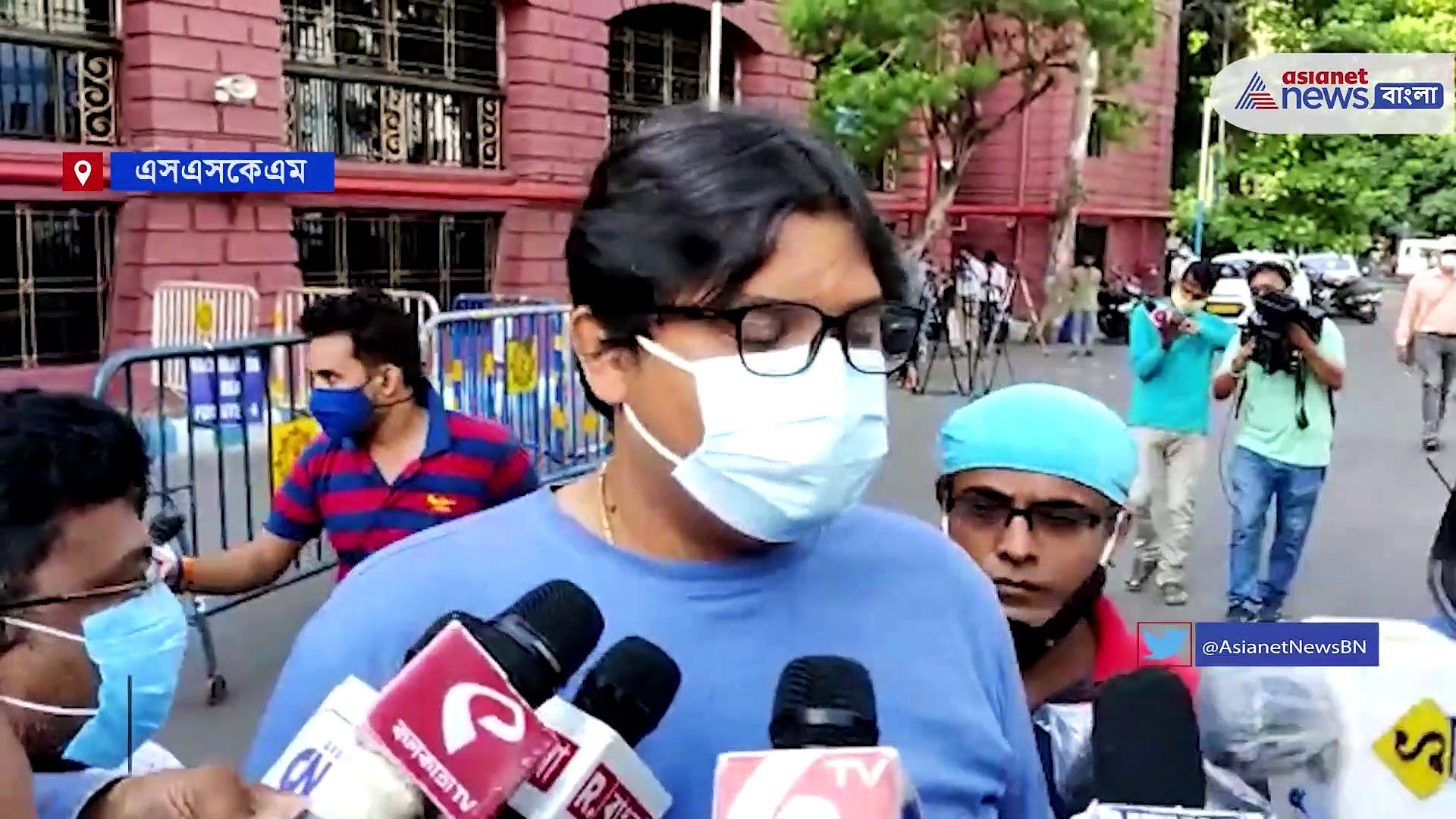 হাসপাতালে চিকিৎসারত মদন মিত্র, তাঁকে দেখতে গেলেন মদন পুত্র-সোহম এবং দেবাশিস