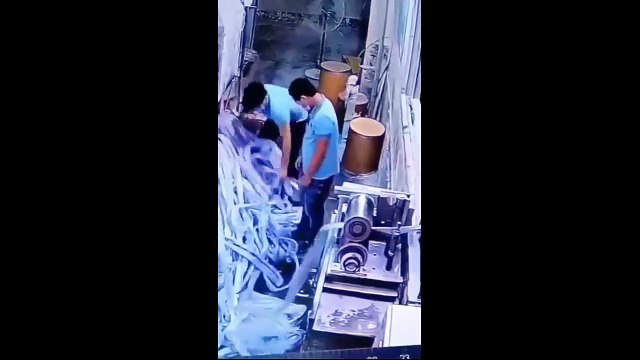 Cet employé a eu très très peur pour sa vie... bon réflexe du collègue