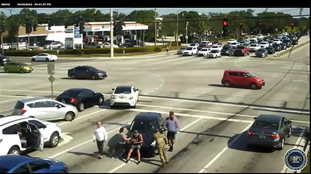 Des passants aident un automobiliste victime d’un malaise à un carrefour