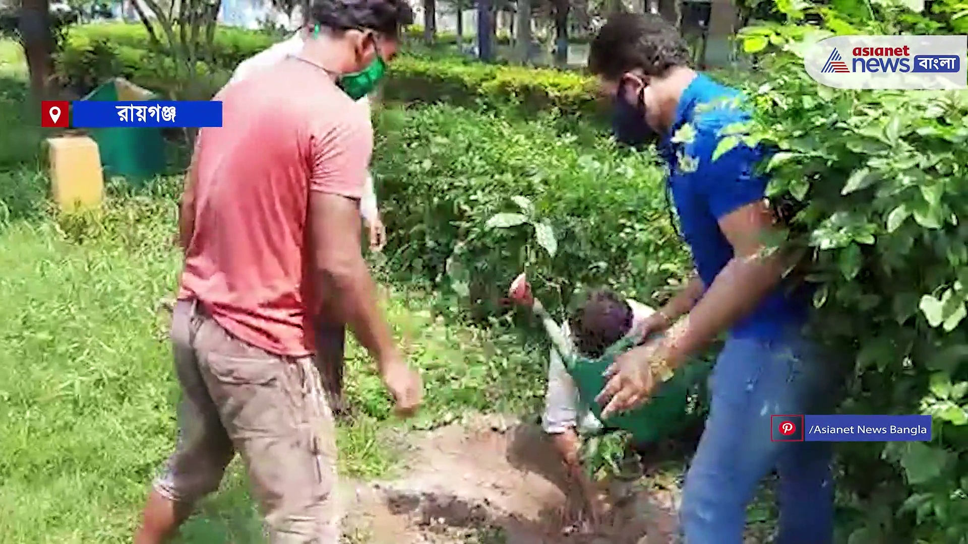 সহকর্মীদের সঙ্গে নিয়ে স্থানীয় এলাকায় বৃক্ষরোপণ করলেন রায়গঞ্জ পুরসভা-র চেয়ারম্যান সন্দীপ বিশ্বাস