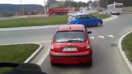 Ce conducteur prend le rond point à sa façon... à l'envers