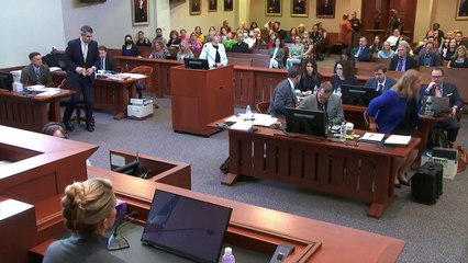 أمبير هيرد تتوسل إلى جوني ديب أمام المحكمة: "اتركني بحالي"