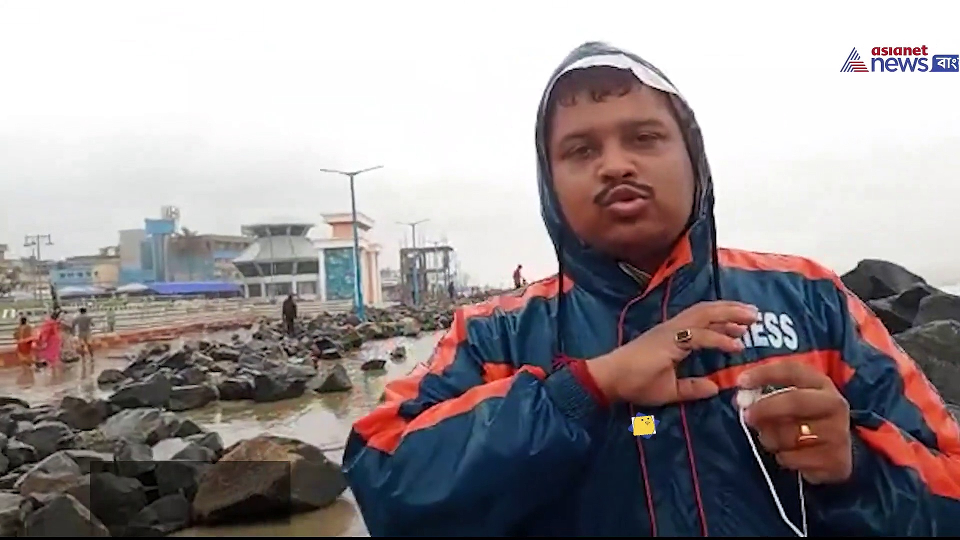 বাঁধ ভেঙে হু হু করে ঢুকে পড়ছে জল, সমুদ্রের জলে ভাসছে দিঘা