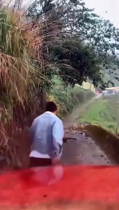 Il part enlever un rocher qui bloque la route et se rend vite compte de son erreur