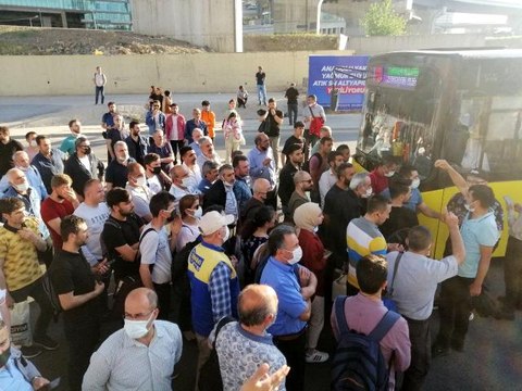 Kadıköy'de otobüsün geç gelmesine öfkelenen kalabalık İETT aracının önünü kesti