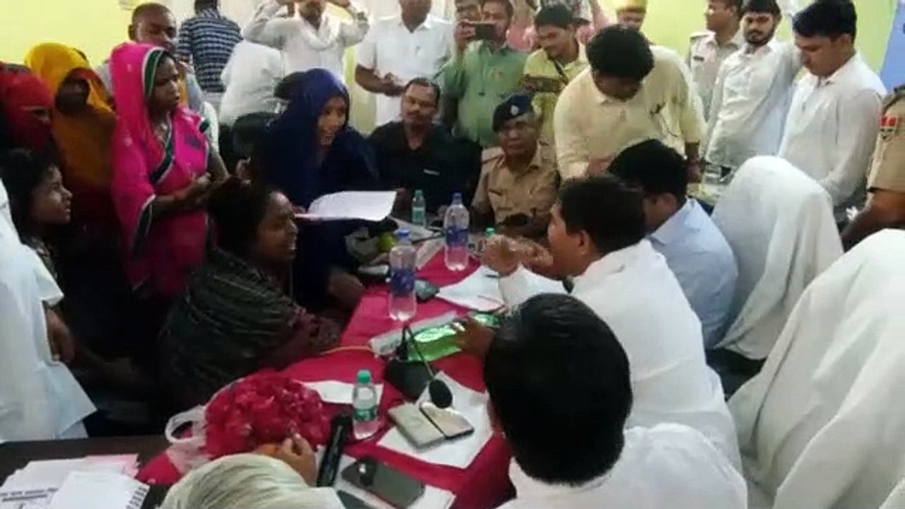 प्रभारी मंत्री पर फूटा महिलाओं का गुस्सा...बोलीं: पीकर देखिए ऐसा खारा पानी, रोज सप्लाई में ऐसा आ रहा