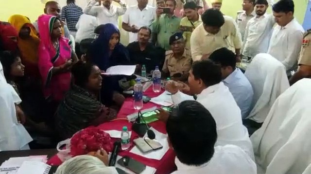 प्रभारी मंत्री पर फूटा महिलाओं का गुस्सा...बोलीं: पीकर देखिए ऐसा खारा पानी, रोज सप्लाई में ऐसा आ रहा