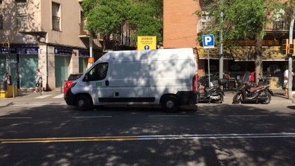 Tráfico en la confluencia del paseo de Torras i Bages con la calle de Santa Marta
