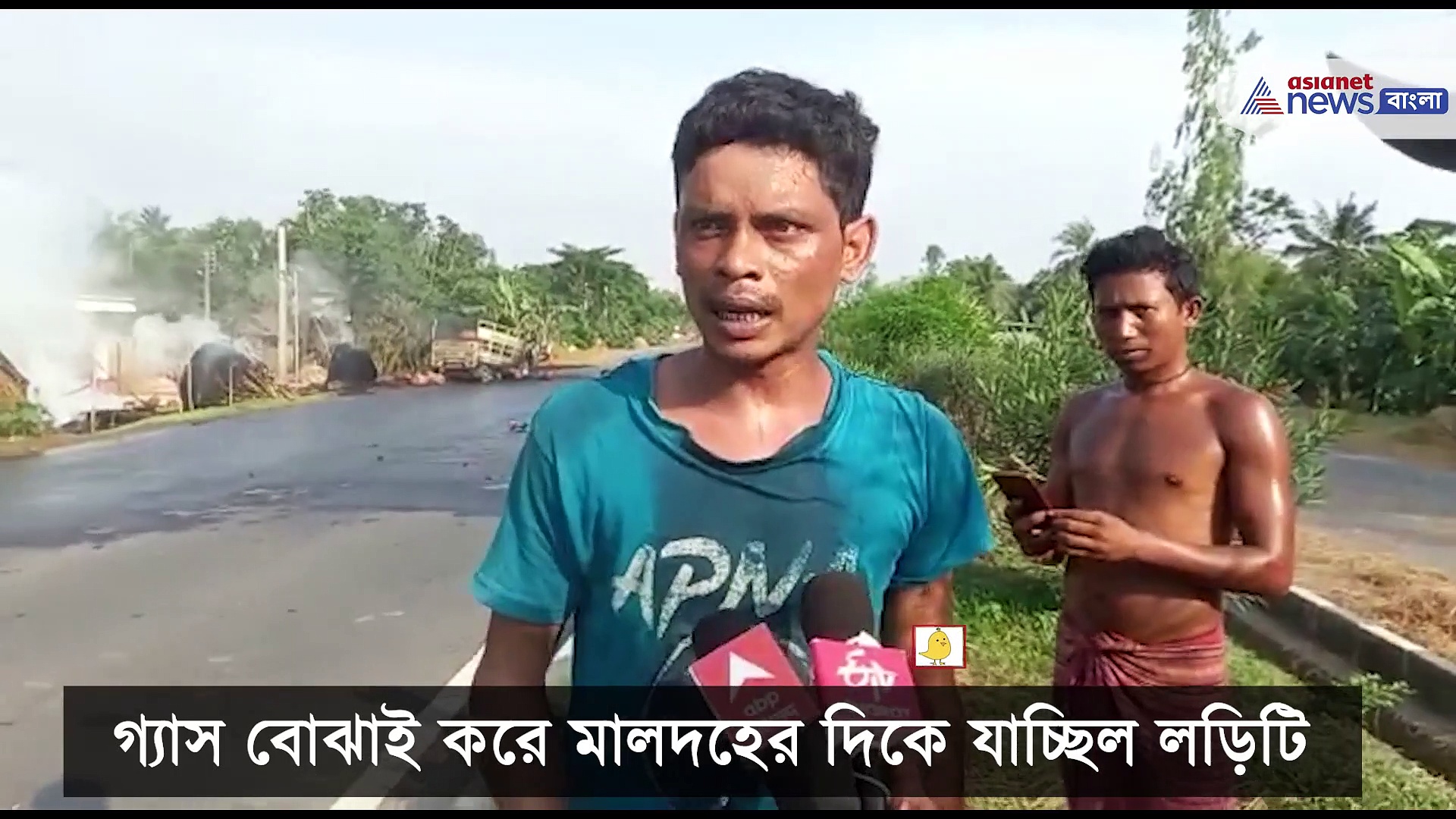 রাস্তার মাঝে সিলিন্ডার বোঝাই লড়িতে ভয়াবহ আগুন, দমকলের দুটি ইঞ্জিনের চেষ্টায় নিয়ন্ত্রণে আসে আগুন