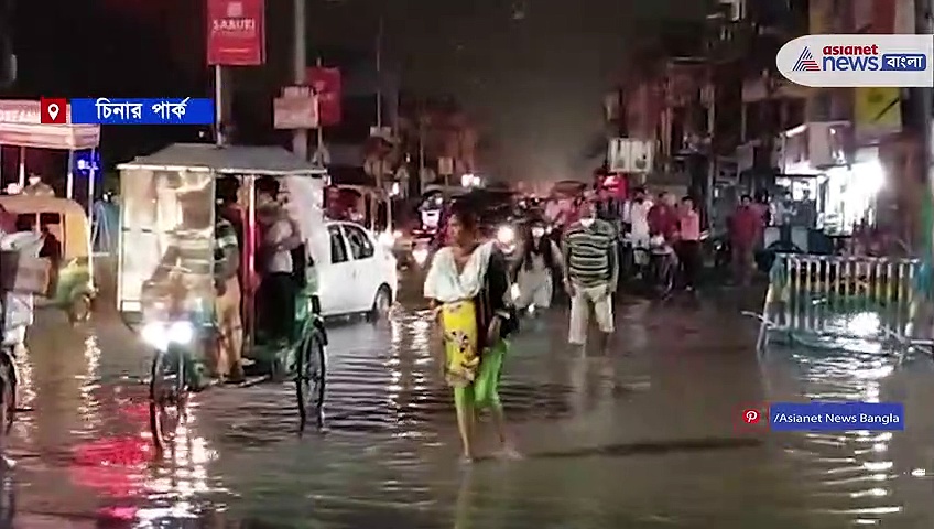 চিনার পার্কে প্রায় হাঁটু জল, যার জেরে হয়রানি পোহাতে হচ্ছে যাত্রীদের