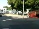 Panico in Puglia: auto incendiata continua a camminare sino a schiantarsi contro un palo. Pauroso episodio a Manfredonia - VIDEO
