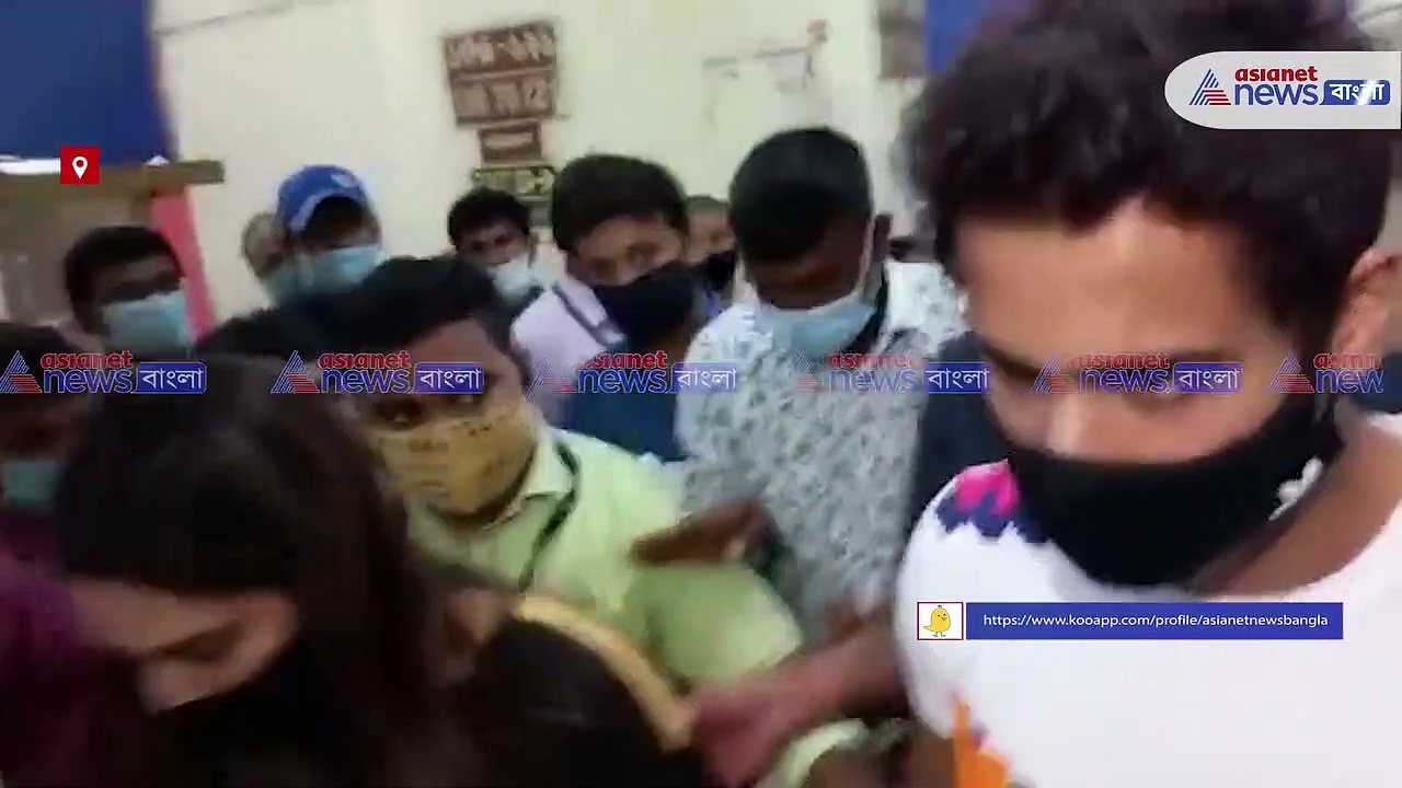 ছেলেকে কি শুধুই মায়ের পরিচয়ে বড় করতে চান নুসরত, যশ- কে সঙ্গে নিয়ে কলকাতা পুরসভায় অভিনেত্রী