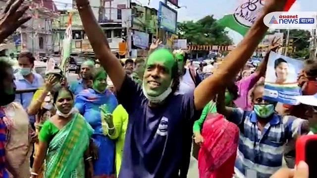 TMC supporters celebrate at Kalighat