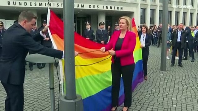 Немецкие чиновники вывешивают радужные флаги в знак солидарности с ЛГБТ-сообществом