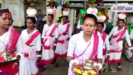 Adivasi of Dooars welcomes Vistadome in an unique way