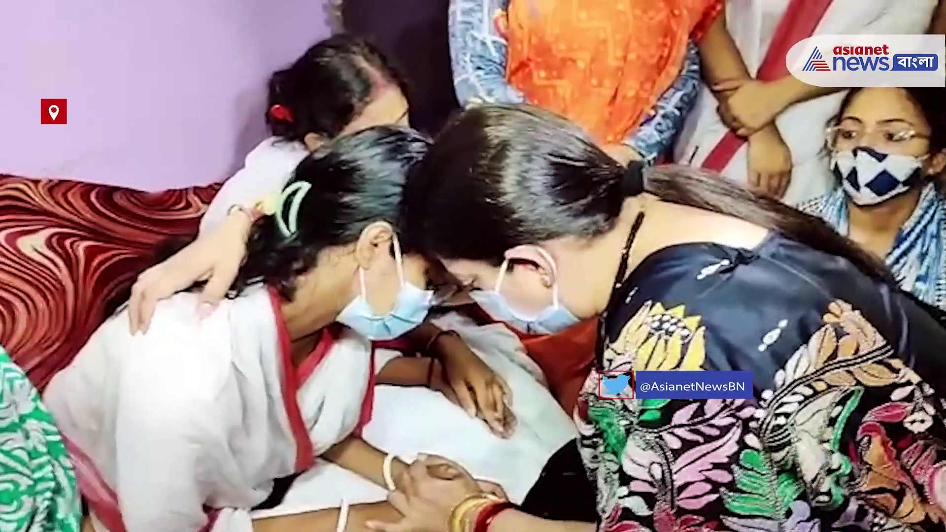 মৃত বিজেপি প্রার্থী মানস সাহার পরিবারের পাশে স্মৃতি ইরানি