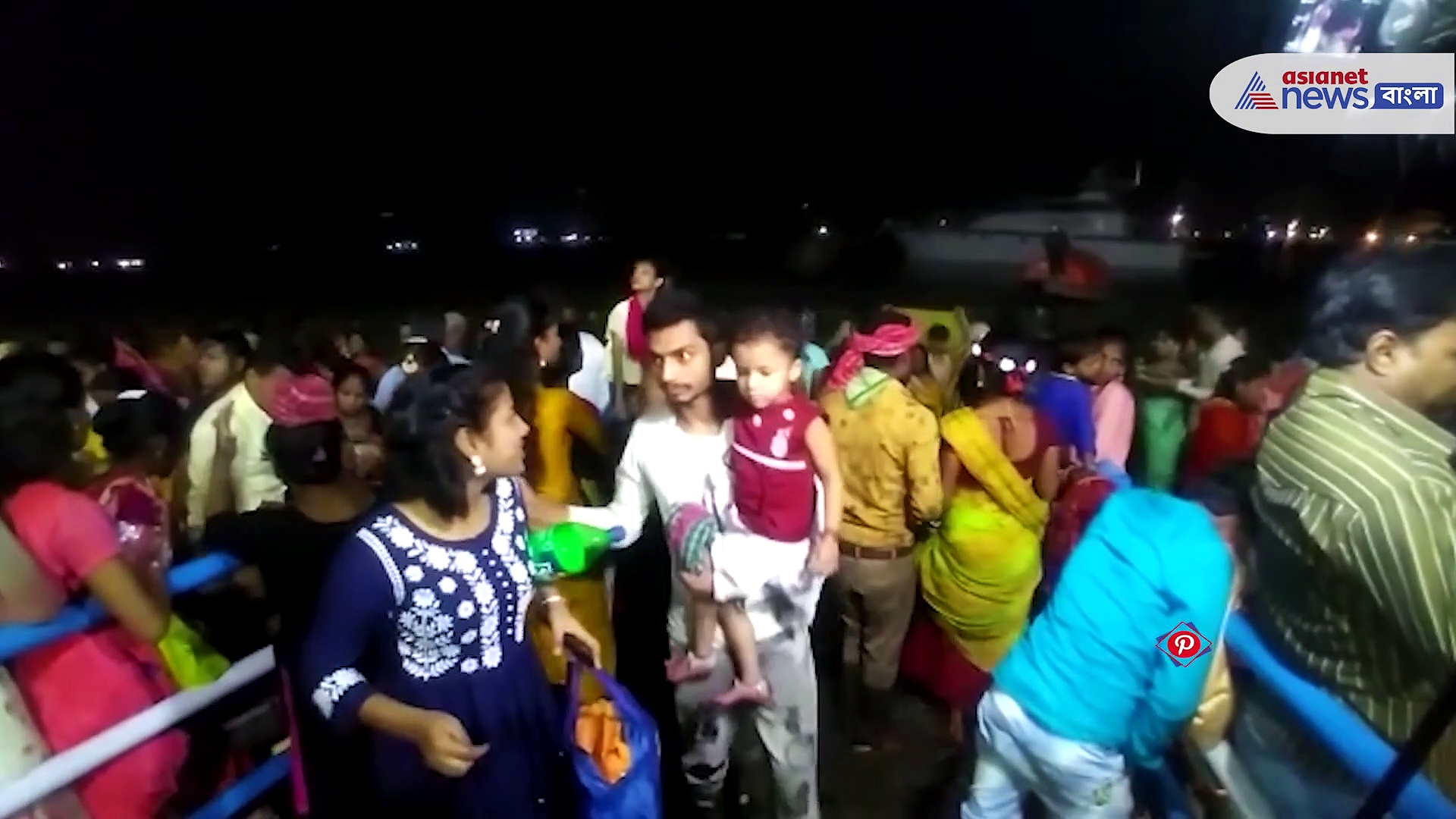 Chhath Puja 2021: করোনা বিধি শিকেয় তুলে মাস্ক ছাড়াই ছট পুজোয় মাতলেন সাধারণ মানুষ