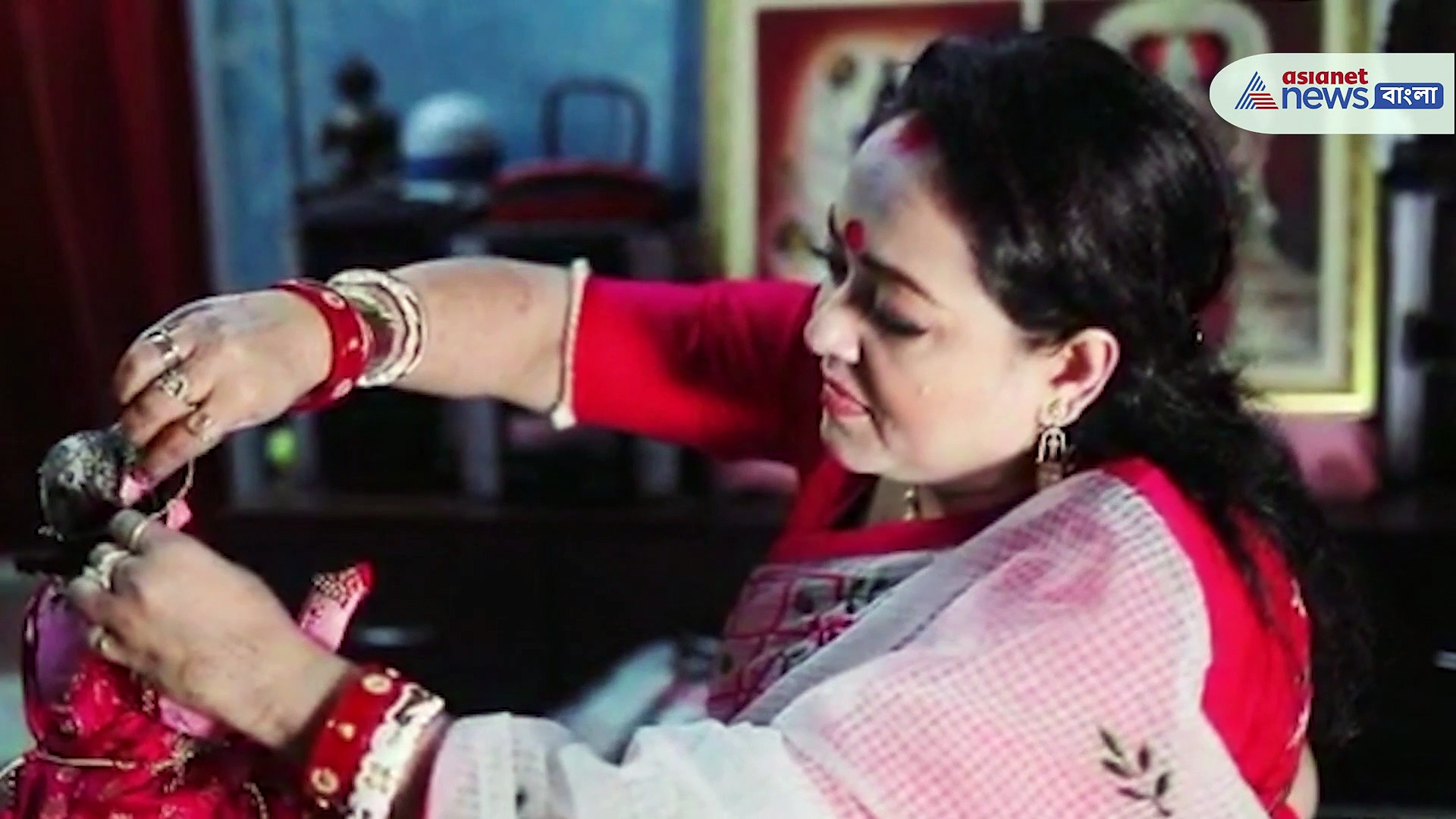 কোজাগরী লক্ষ্মীপুজোয় নিজের হাতে বাড়ির ঠাকুরকে সাজালেন অপরাজিতা আঢ্য