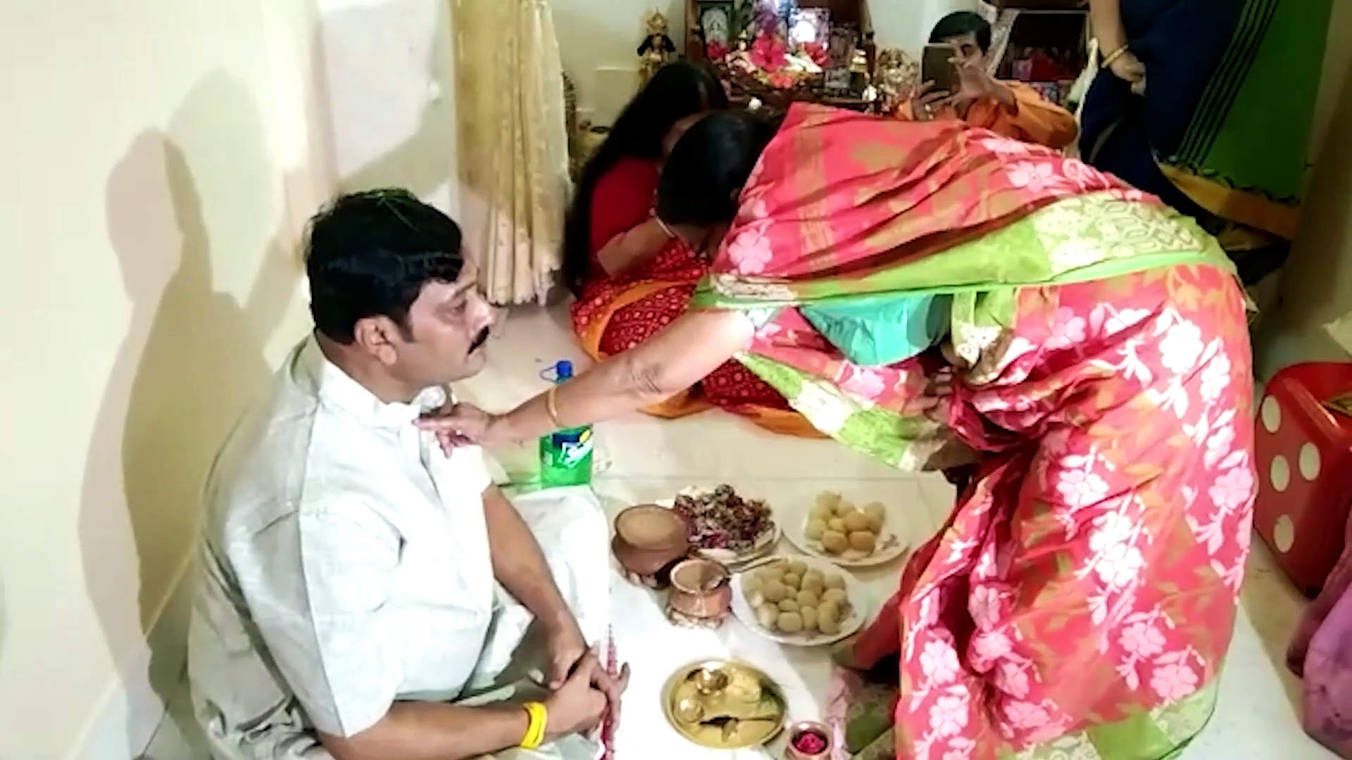 Bhai Phonta 2021: ব্যস্ততা দূরে সরিয়ে ভাইফোঁটায় মাতলেন রাজনৈতিক নেতৃত্বরা