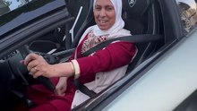 Regarde la daronne en Lamborghini elle ce fait plaisir