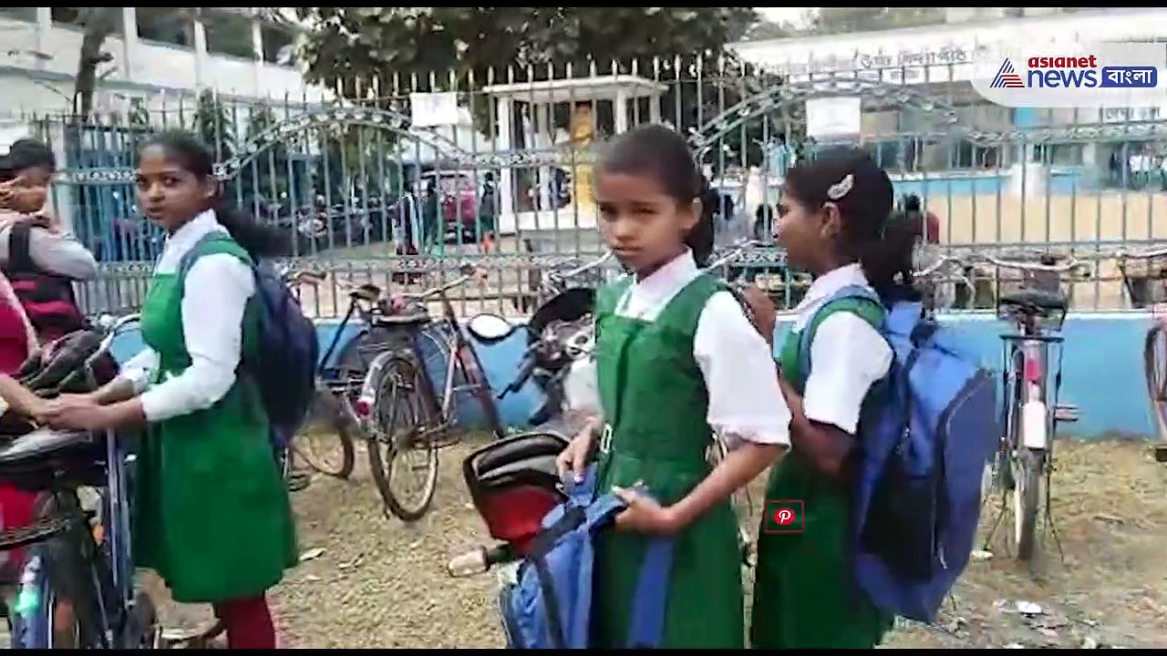 স্কুল খোলার প্রথম দিনেই বিধি ভঙ্গের ছবি, একাধিক পড়ুয়ার মুখে দেখা গেল না মাস্ক