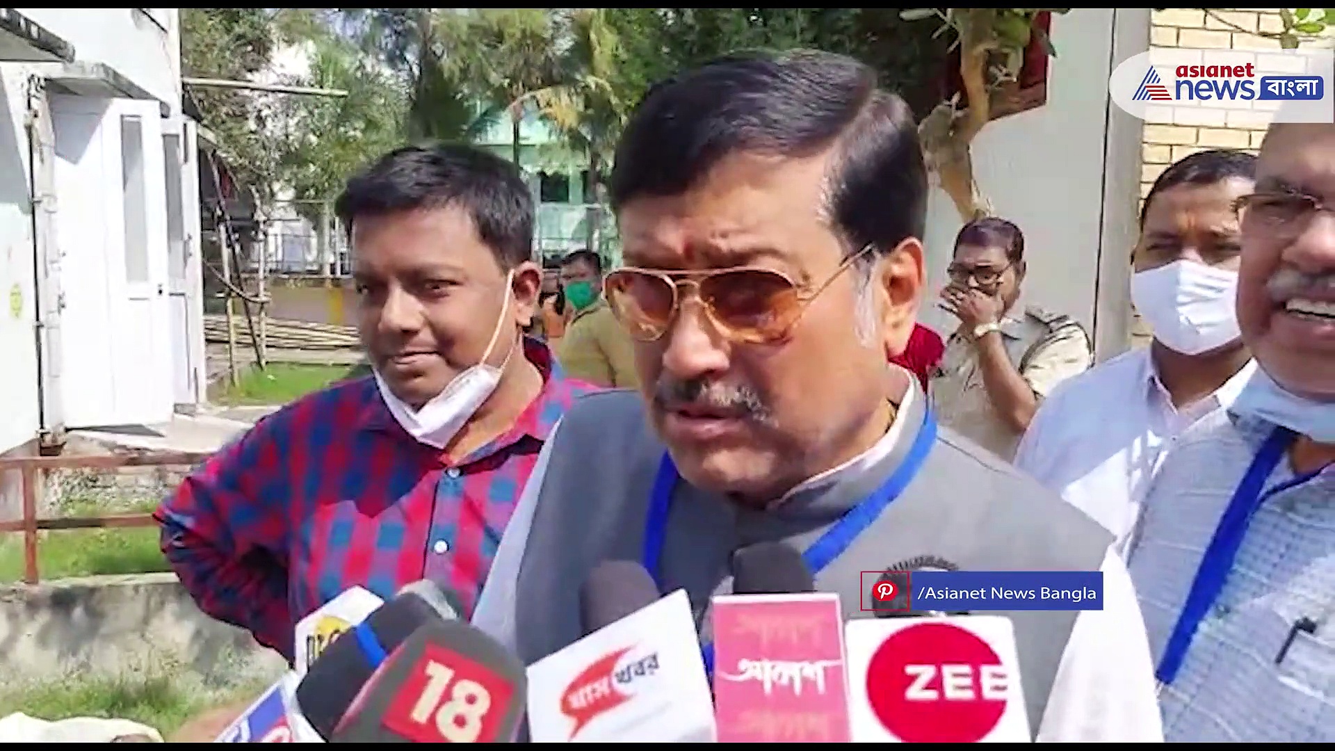 সব্যসাচী-জয়প্রকাশের কোলাকুলি, দূরেই থাকলেন দেবাশিস