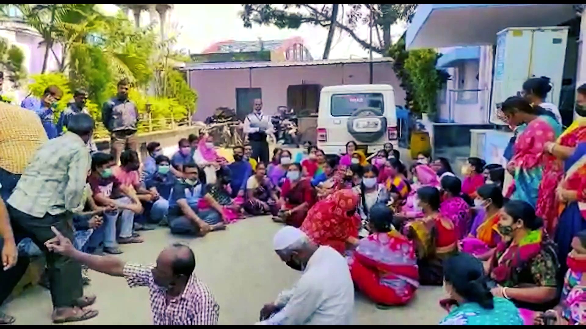 ৪ নির্দল সমর্থক গ্রেফতার, থানার সামনে অবস্থান বিক্ষোভ স্থানীয় বাসিন্দাদের