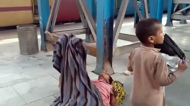 Toddler's failed attempt to wake up dead mom leaves netizens in tears