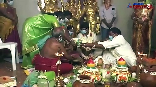 Couple enters into wedlock at a temple amidst coronavirus lockdown