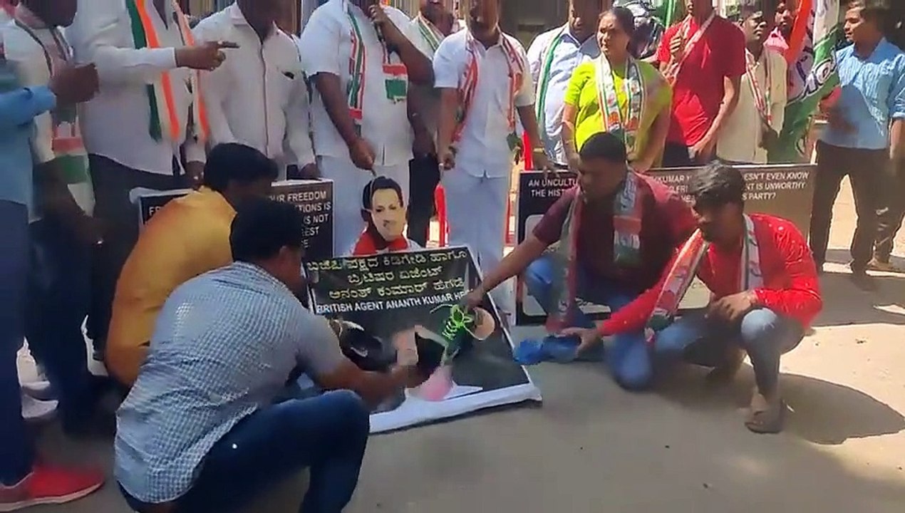 Congress beats Karnataka MP's poster with slipp...