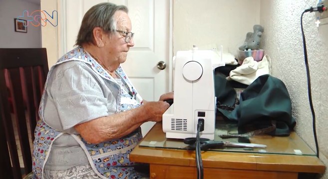 mqn-Con 90 años cose hermosos vestidos en Santa Bárbara de Heredia-170522