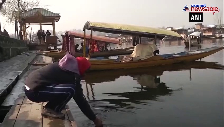 Watch: Dal Lake freezes after temperature drops to -6.2 degree Celsius in Valley