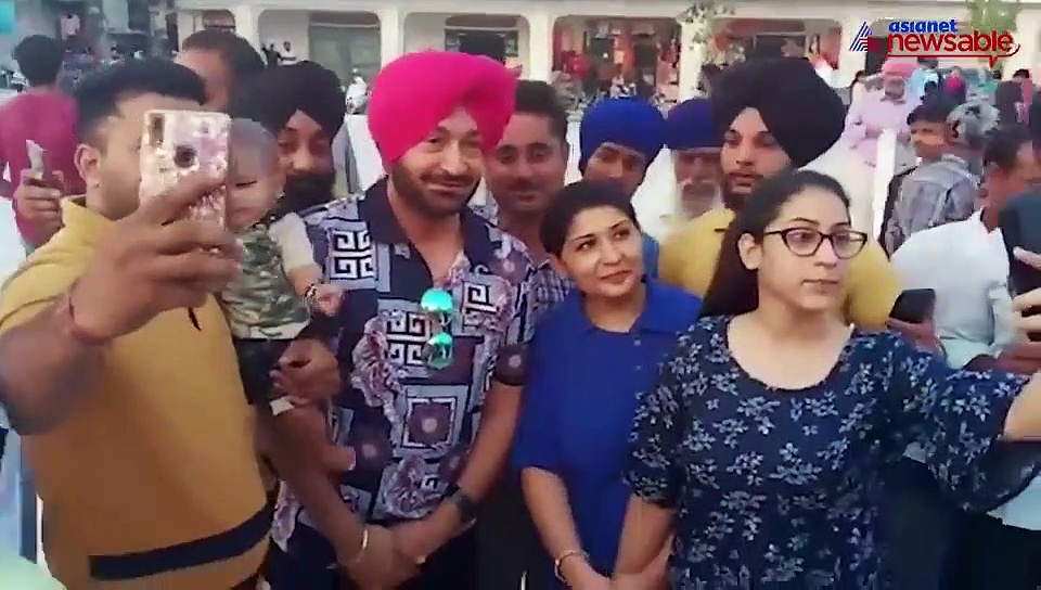 Popular singer Malkit Singh sweeps Heritage Street to create awareness on cleanliness