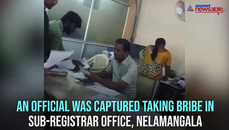 Look how this official takes bribe in a sub-registrar office