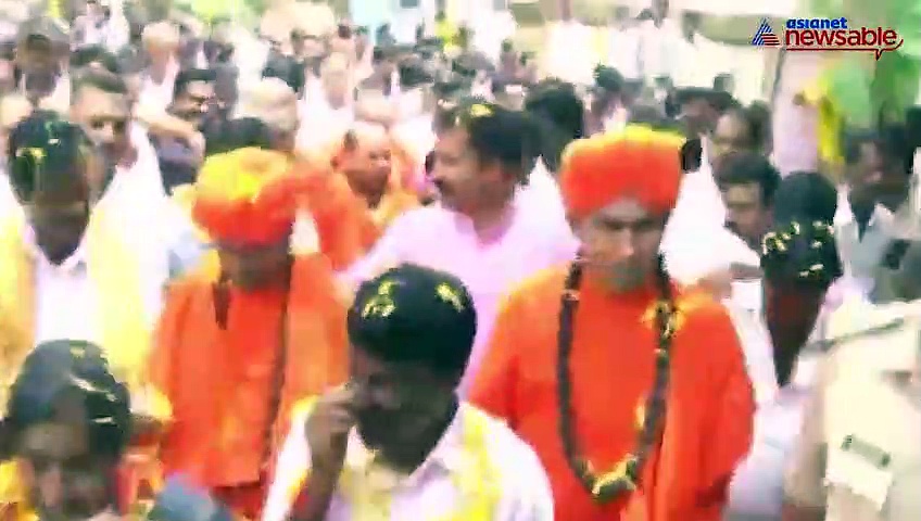 Dalit MP who was stopped from entering village in Tumakuru welcomed with open arms