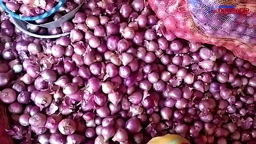 Andhra Pradesh: Queue to buy  onions kills 1, man dies of heart attack