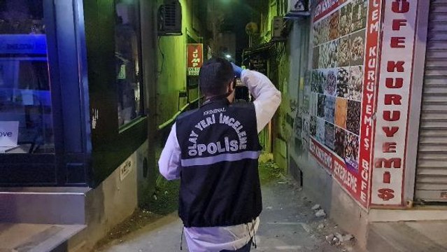 KAPISI AÇIK DAİRENİN ÖNÜNDEKİ KAN İZLERİ NEDENİYLE POLİS SORUŞTURMA BAŞLATTI