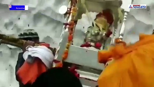 VIDEO: कपाट खुलने से पहले निकली केदारनाथ की डोली...हाड़ गला देने वाली ठंड में नंगे पाव चले भक्त